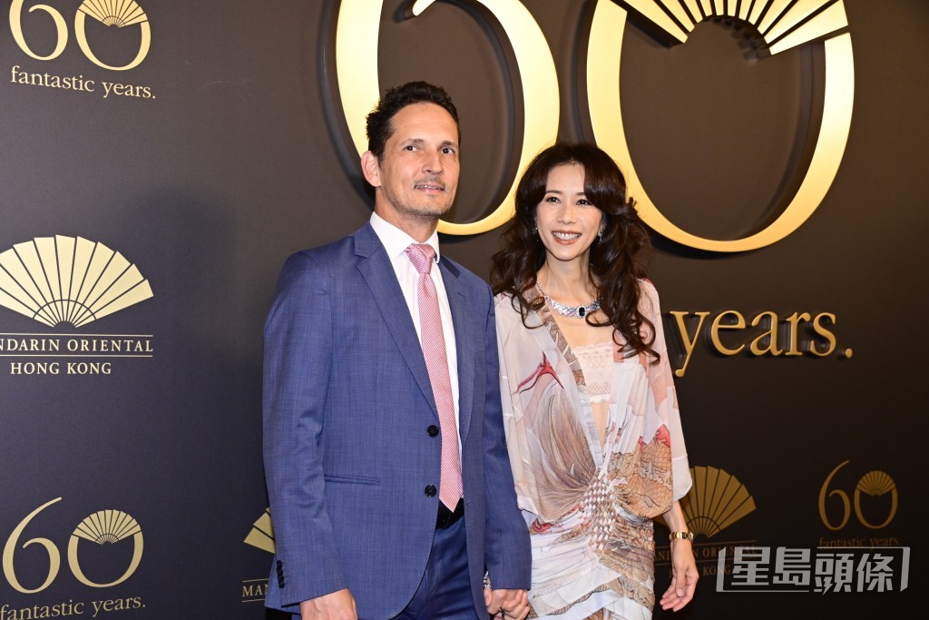 莫文蔚日前與初戀老公現身活動。