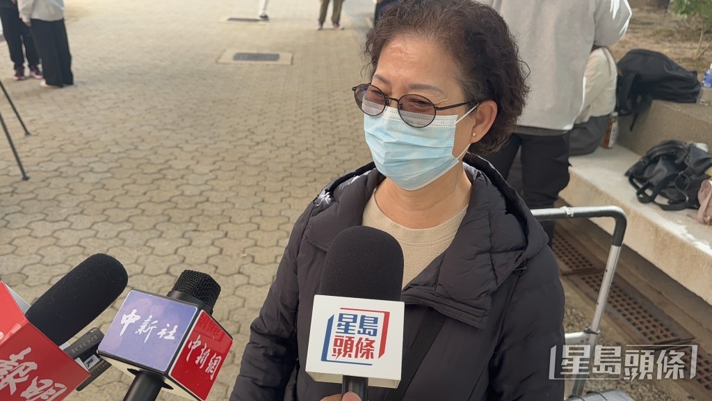 到場弔唁的街坊文太。何姵妤攝