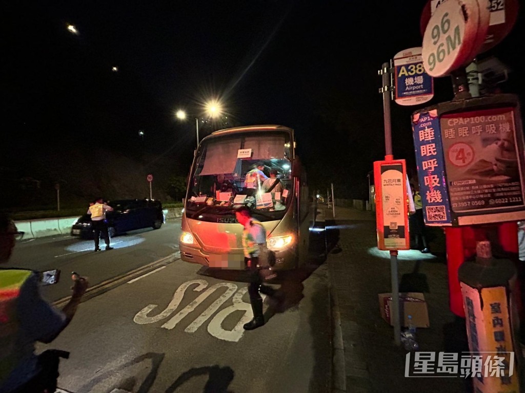 現場為青山公路汀九段近荃灣近水灣泳灘對開。曾志恆攝 現場為青山公路汀九段近荃灣近水灣泳灘對開。曾志恆攝
