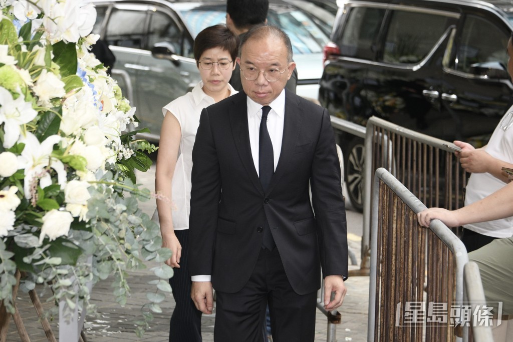 政制局局長曾國衞及妻子何珮珊。 政制局局長曾國衞及妻子何珮珊。