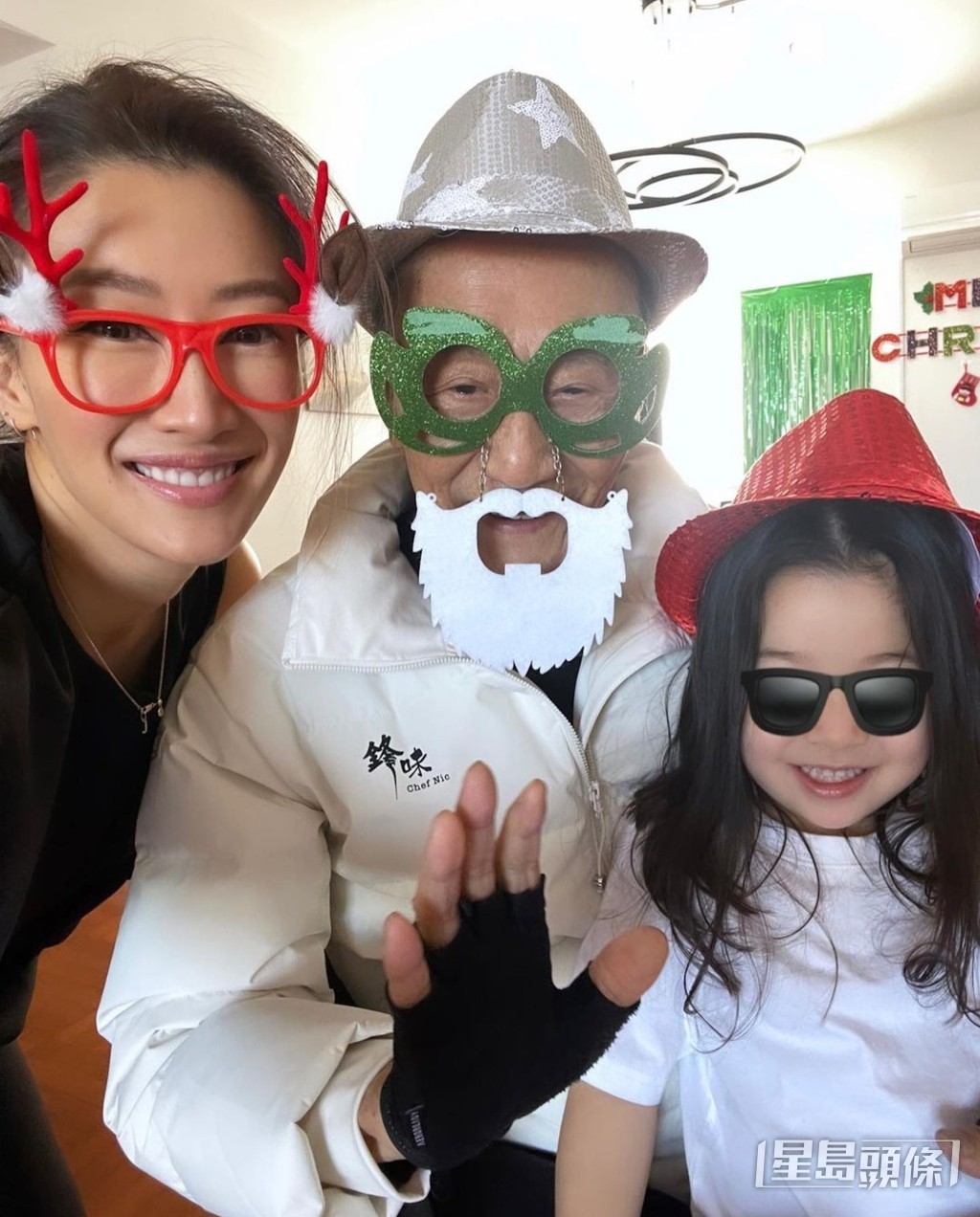 年初長居加拿大的女兒謝婷婷返港探親,並於IG上載家庭照,可以見到謝賢三代同堂。 年初長居加拿大的女兒謝婷婷返港探親,並於IG上載家庭照,可以見到謝賢三代同堂。