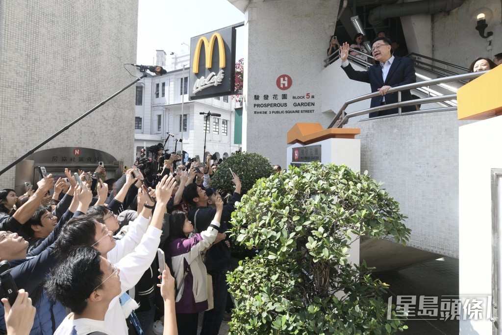 李家超祝愿市民马到功成、身体健康，一切顺利、小朋友学业进步。