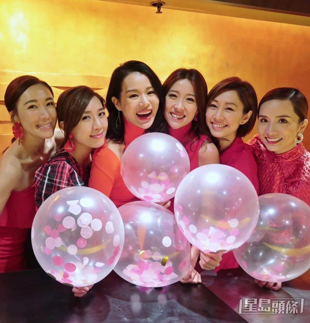 (左起)李施嬅、黄智雯、胡杏儿、姚子羚、胡定欣、胡蓓蔚感情要好,更组成“胡说八道会”。 (左起)李施嬅、黄智雯、胡杏儿、姚子羚、胡定欣、胡蓓蔚感情要好,更组成“胡说八道会”。