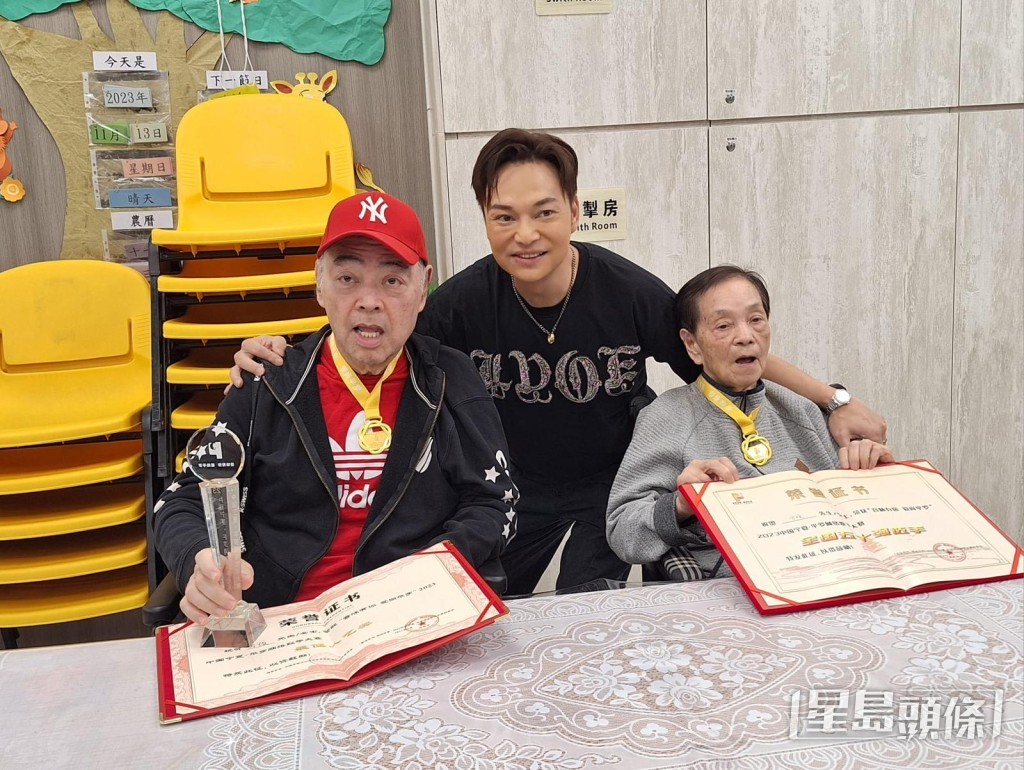 方俊和媽媽及師傅張偉文分享喜悅。 方俊和媽媽及師傅張偉文分享喜悅。