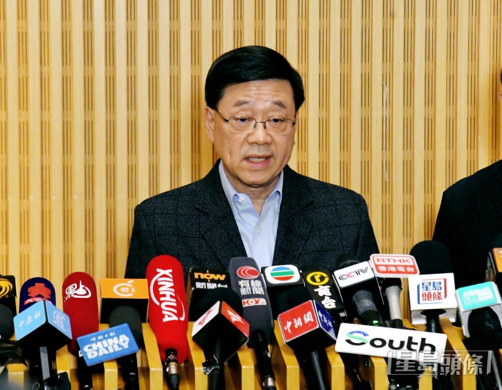 李家超見記者。何健勇攝