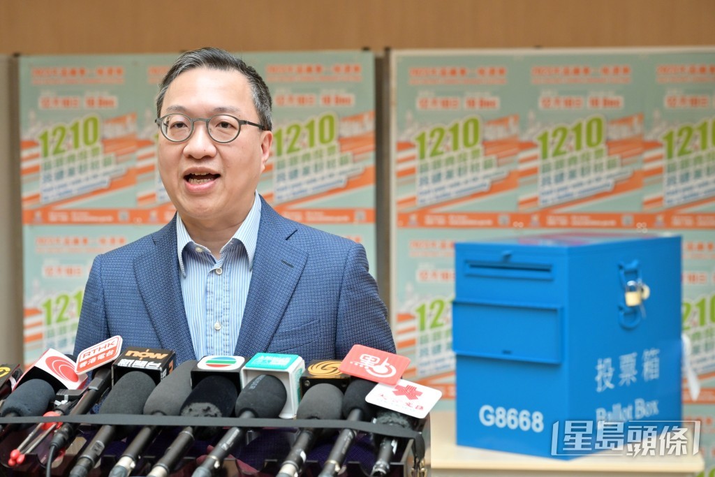 林定國在德瑞國際學校山頂校舍投票。政府新聞處圖片