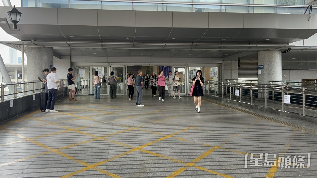 相反入境旅客較稀疏。楊偉亨攝