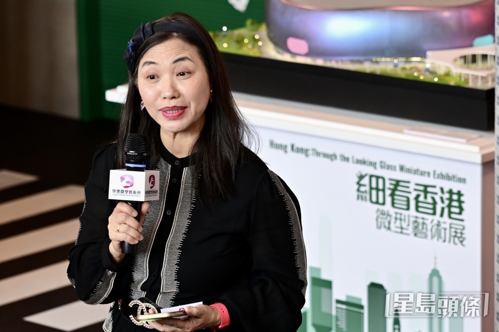潘麗瓊致辭時表示,今次是協會舉辦最長展期的本地展覽,亦是首次「登頂」。劉駿軒攝 潘麗瓊致辭時表示,今次是協會舉辦最長展期的本地展覽,亦是首次「登頂」。劉駿軒攝