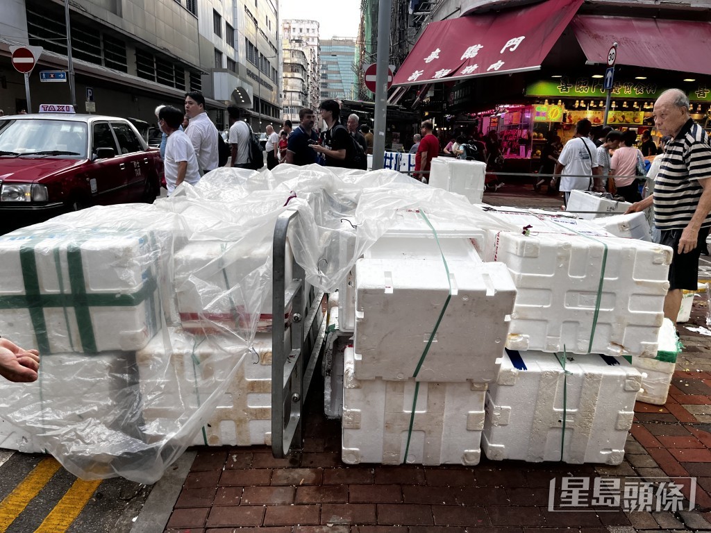 北河街市附近堆滿隨處丟棄的垃圾及發泡膠箱。 北河街市附近堆滿隨處丟棄的垃圾及發泡膠箱。