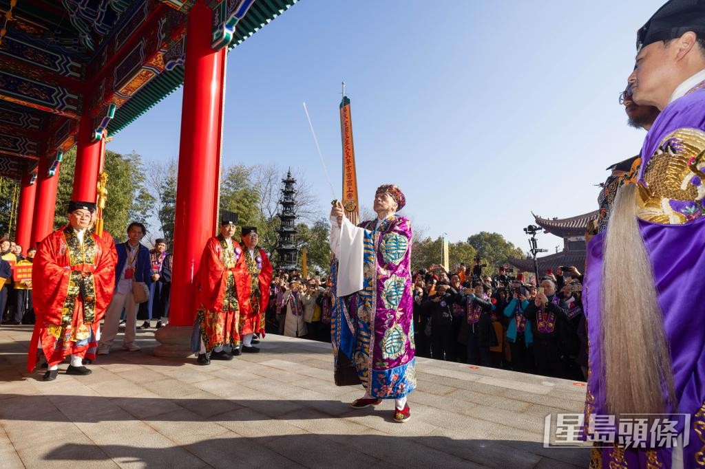 今年初，馮耀中前往黃大仙師出生地浙江省蘭溪的黃大仙宮進行科儀，十分難忘。