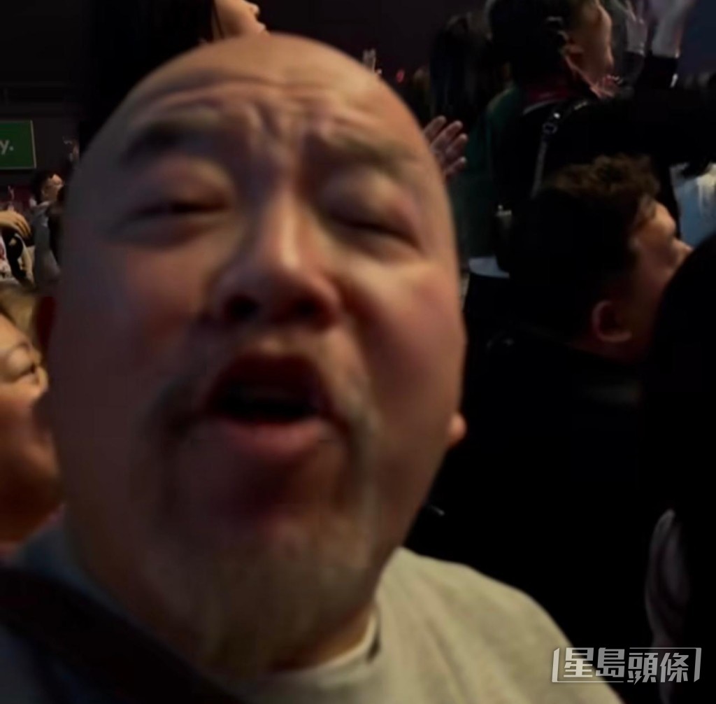 黃偉文在演唱會期間,不忘拍下影片留念。 黃偉文在演唱會期間,不忘拍下影片留念。