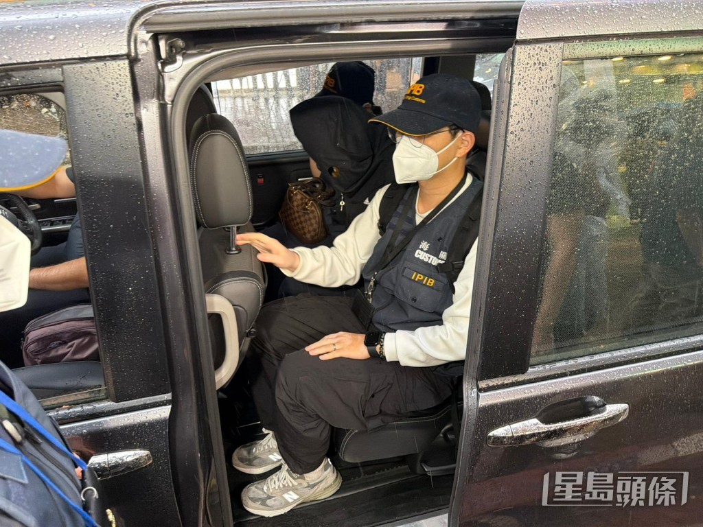 海關拘捕兩名健身中心職員。曾志恆攝