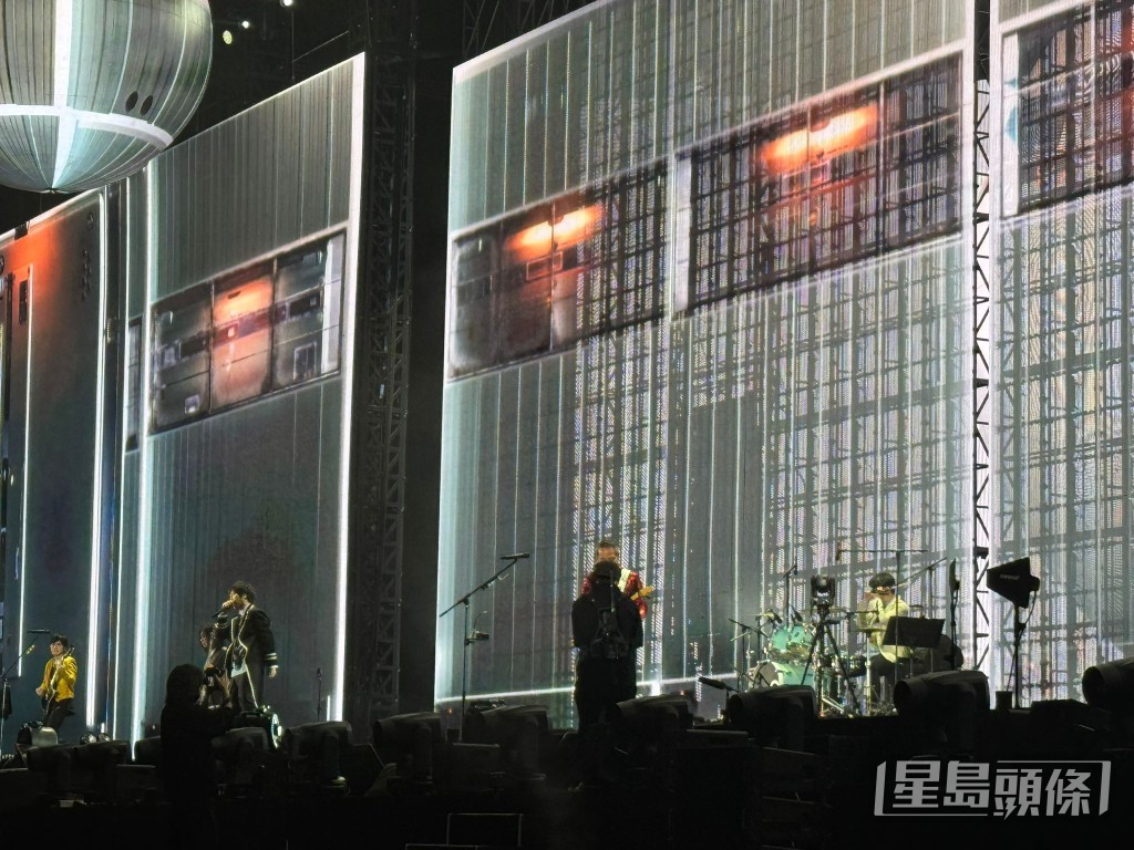 五月天於啟德體育園主場館舉行合共4場《#5525回到那一天 25周年巡迴演唱會》香港站在今晚開鑼,成為首批來自台灣的歌手在啟德主場舉行演唱會。 五月天於啟德體育園主場館舉行合共4場《#5525回到那一天 25周年巡迴演唱會》香港站在今晚開鑼,成為首批來自台灣的歌手在啟德主場舉行演唱會。