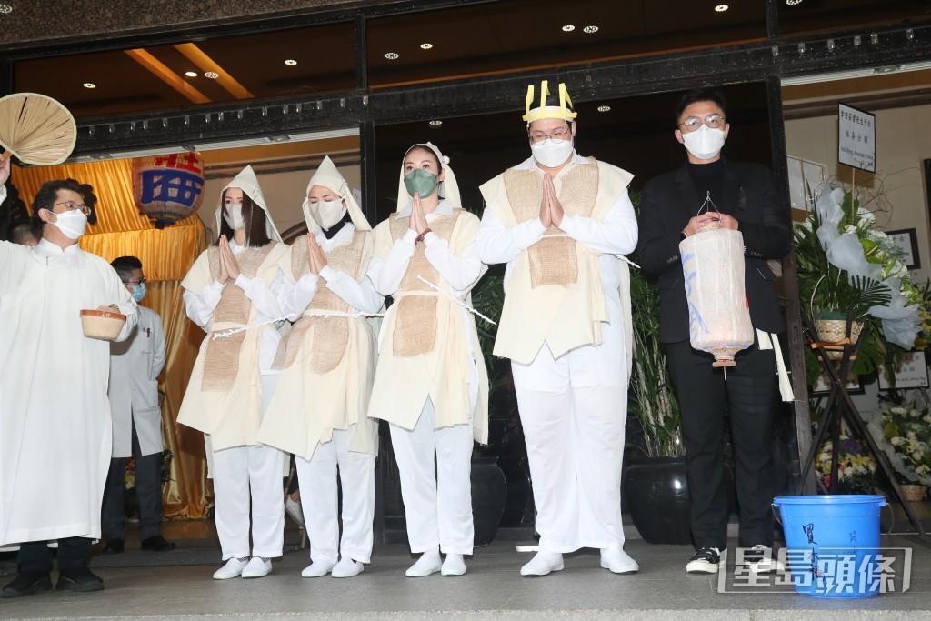 莊鍶敏、莊思明、莊思華今年初喪父，莊思明男友楊明一直陪伴。