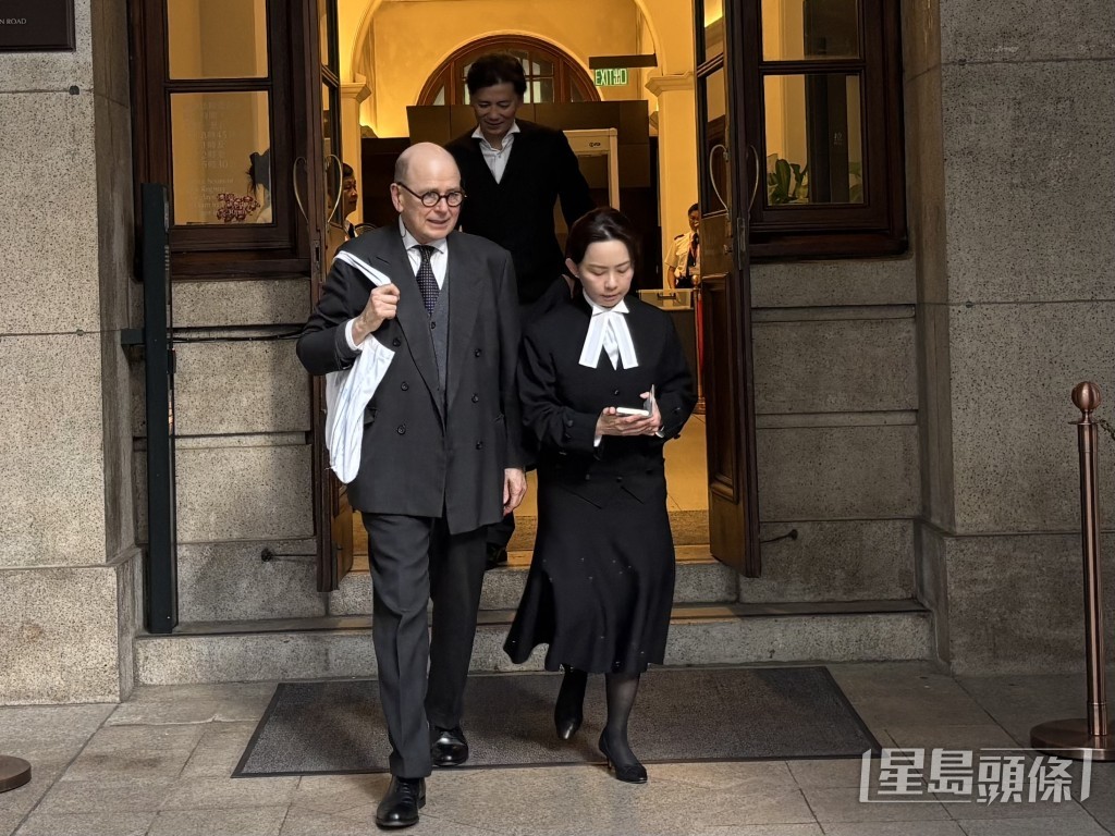 御用大律師David Perry(左)、資深大律師黃佩琪(右)和許紹鼎(後)。陳子豪攝 御用大律師David Perry(左)、資深大律師黃佩琪(右)和許紹鼎(後)。陳子豪攝