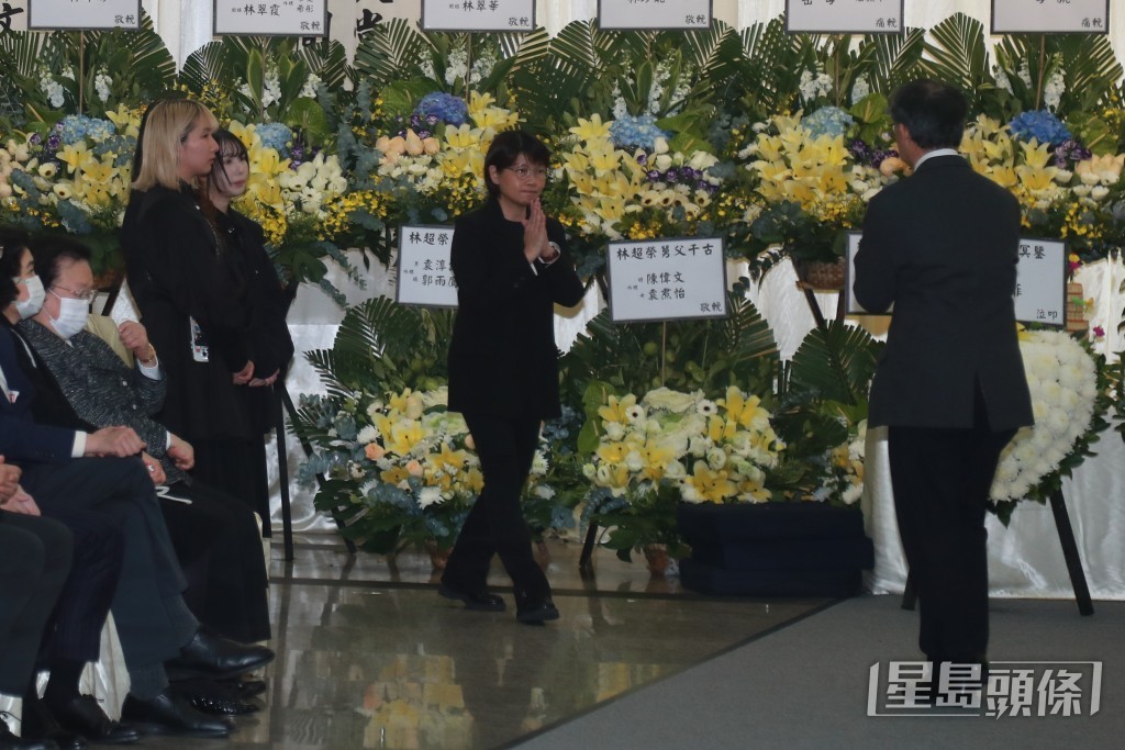 不過屈穎妍亦有雙手合十，向到場致祭的賓客致意。