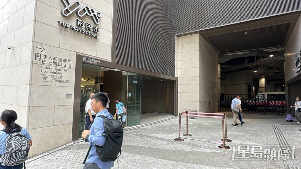 观塘物华街凯汇住宅大厦堕下一个约3呎半的地拖板，击中一名男途人。刘汉权摄