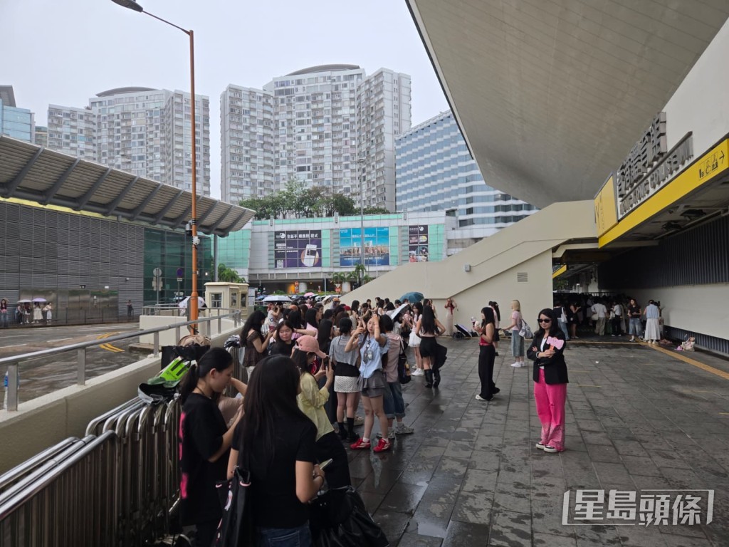 歌迷唔介意淋濕身。 歌迷唔介意淋濕身。