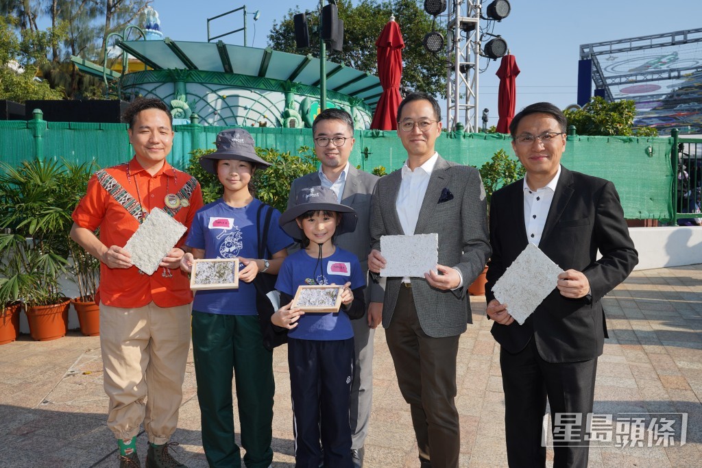 海洋公園主席龐建貽（右二）。葉偉豪攝
