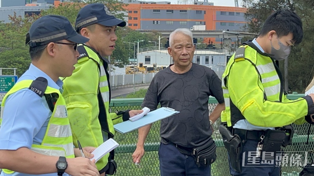 的士司機無恙在場協查。楊偉亨攝 的士司機無恙在場協查。楊偉亨攝