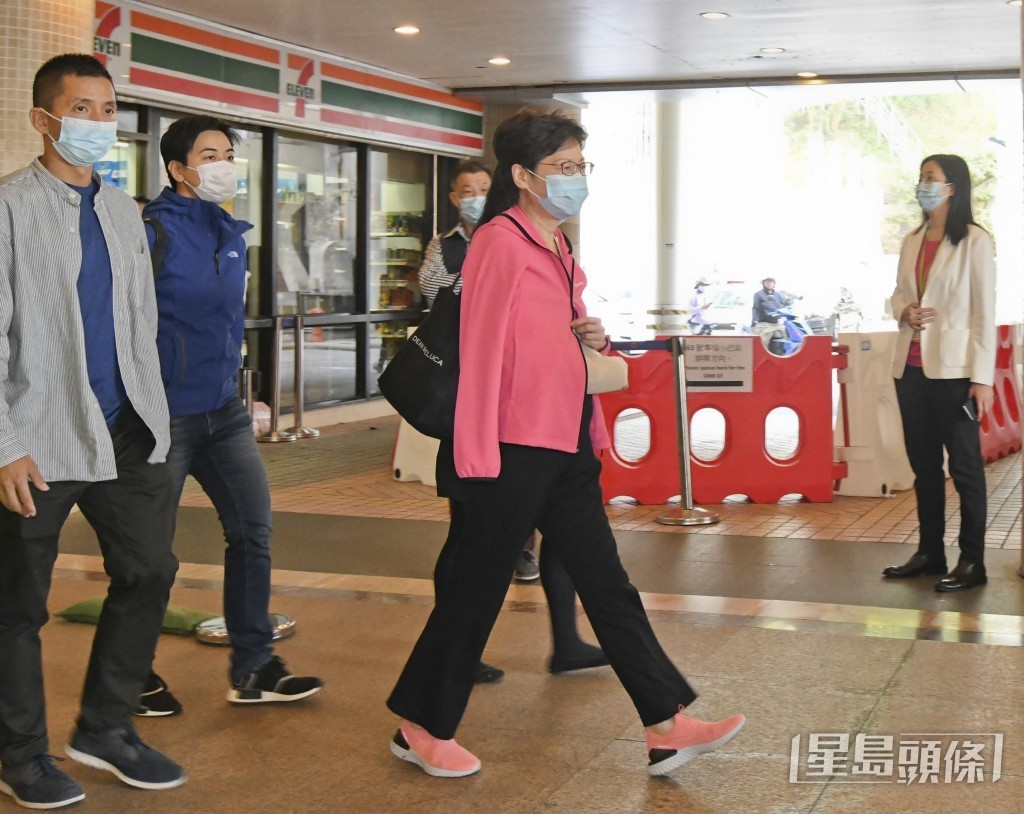 林鄭月娥(右二)在2021年10月曾因跌倒受傷休假。資料圖片 林鄭月娥(右二)在2021年10月曾因跌倒受傷休假。資料圖片