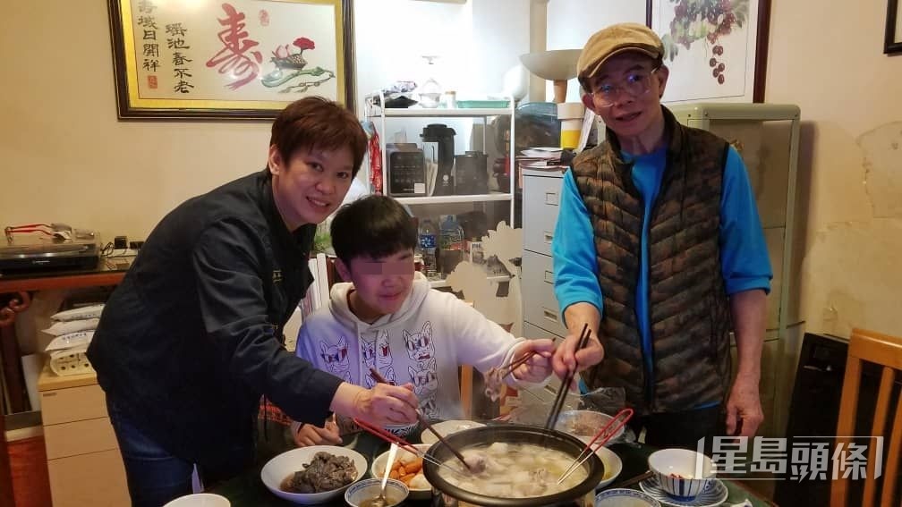 當年一家三口在城市花園住所打邊爐。 當年一家三口在城市花園住所打邊爐。