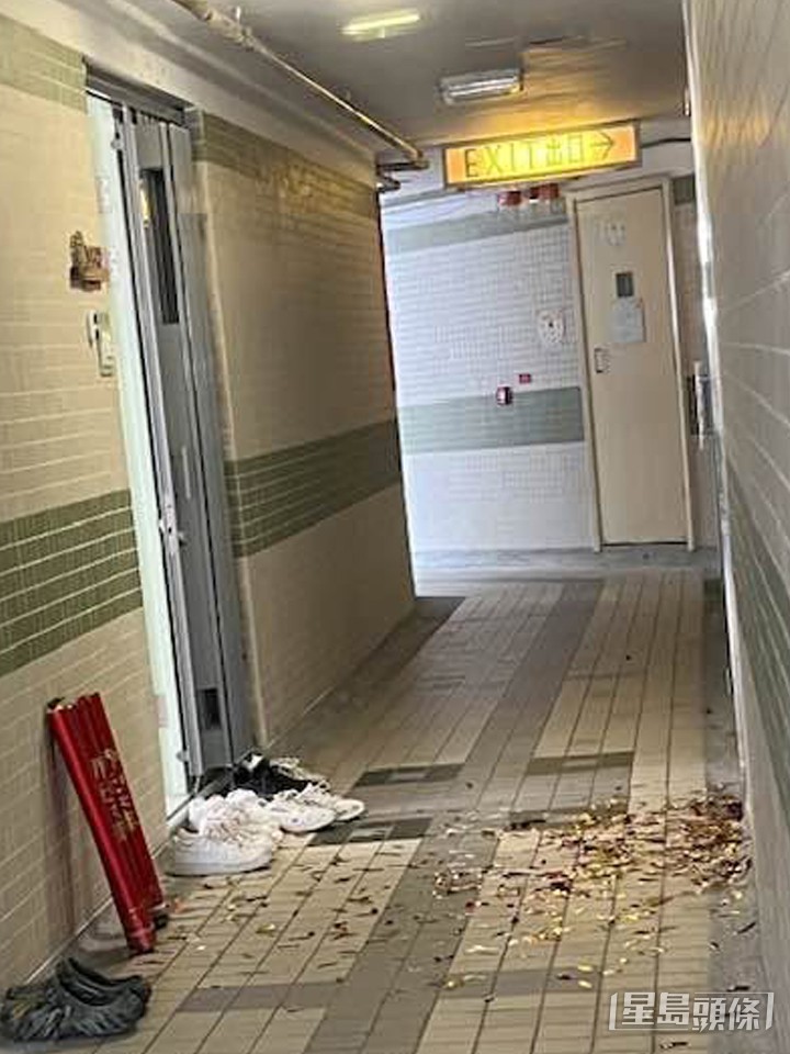 涉事的新入伙單位大門旁邊遺留了數支已經發射完畢的紅色圓筒形禮炮。更誇張的是，整個公眾走廊的地磚上散滿了五顏六色的彩紙碎片與紙屑殘骸。(帖文截圖)