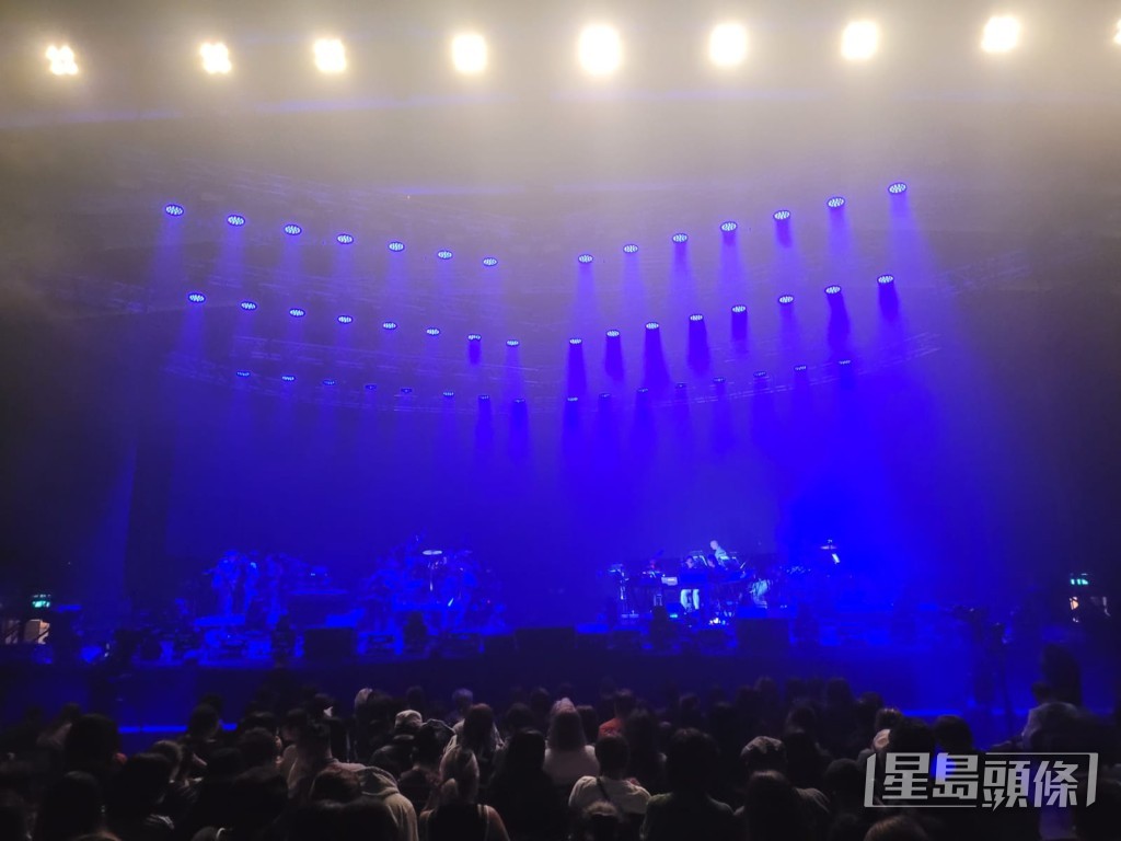 演唱會導演透過播廣表示舞台發生意外：「台上面發生小小意外，但無生命危險。」