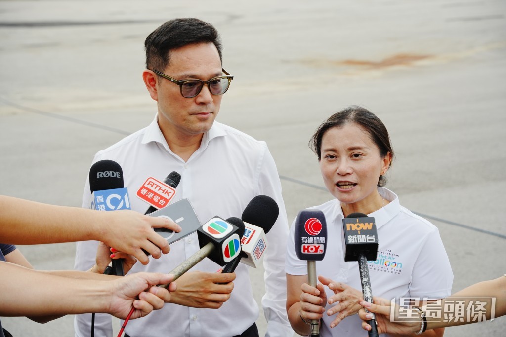 主辦單位盛事（亞洲）營運總監陳佩君（右）和熱氣球燃氣供應商依時能源有限公司行政總裁陳富康（左）。