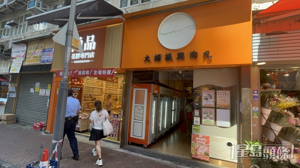 肉丸店的圓形燈箱招牌墮下。楊偉亨攝