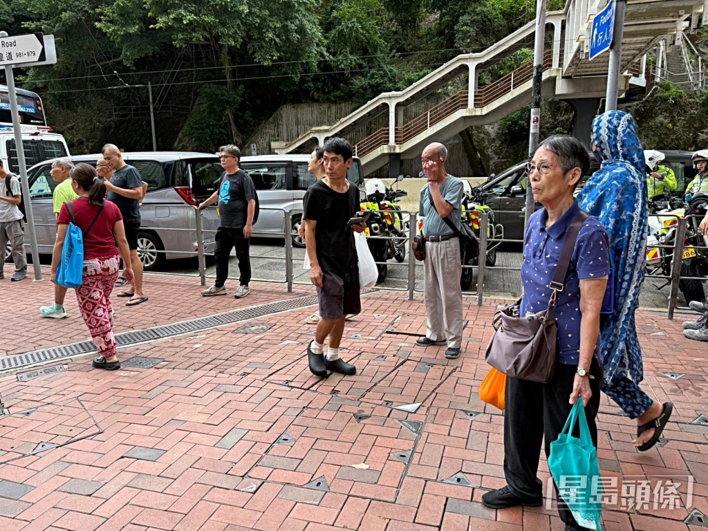 不少市民駐足圍觀。讀者提供 不少市民駐足圍觀。讀者提供
