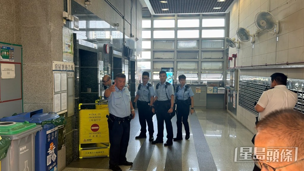 據悉,該名26歲男事主被救護員抬上救護車時血流披面,傷勢嚴重。梁國峰攝 據悉,該名26歲男事主被救護員抬上救護車時血流披面,傷勢嚴重。梁國峰攝
