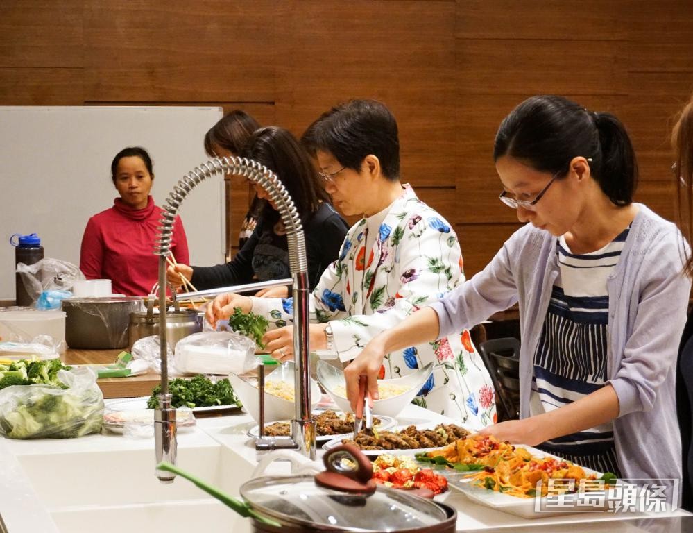 梁醫生向家長及老師示範製作健康又美味的食物。 受訪者提供 梁醫生向家長及老師示範製作健康又美味的食物。 受訪者提供