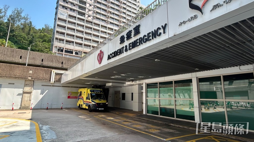 墮海事主被送往東區醫院搶救。蔡楚輝攝 墮海事主被送往東區醫院搶救。蔡楚輝攝