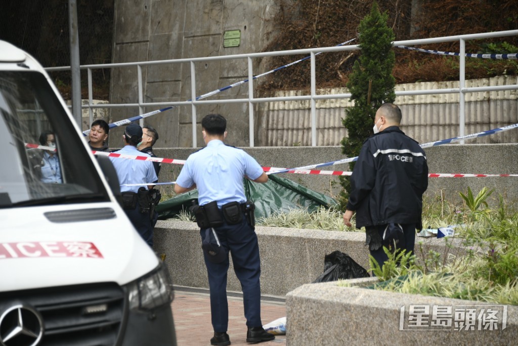 屍體由綠色帳篷遮蓋,警員在場調查。 屍體由綠色帳篷遮蓋,警員在場調查。