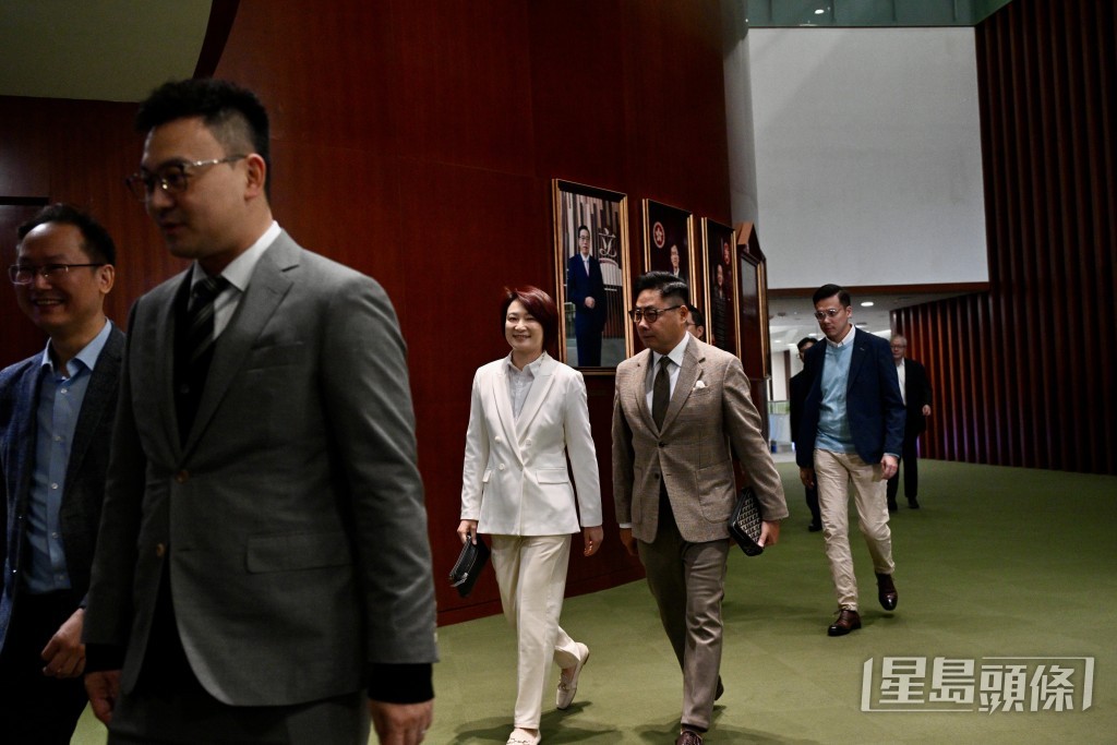眾候任議員今早（12月30日）10時陸續到達立法會會議廳進行宣誓綵排。