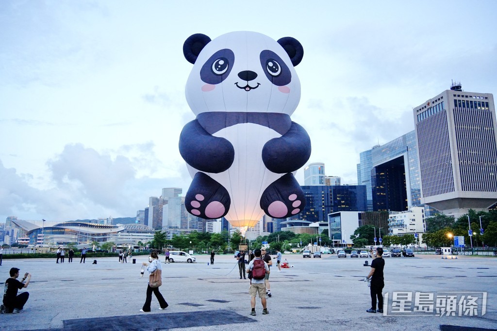 主辦機構更特別製作了展現香港特色的熊貓熱氣球。