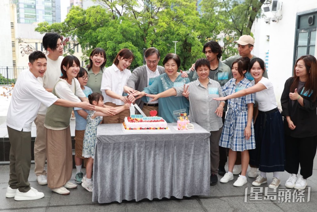 演員為吳海昕慶生。