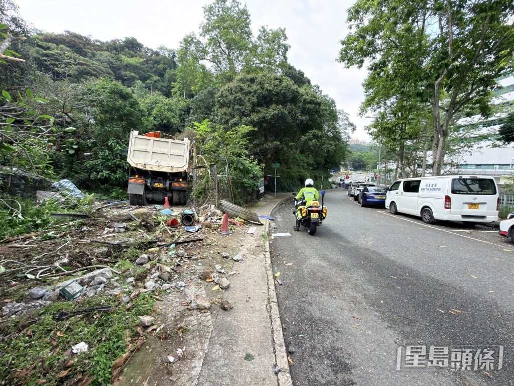 泥頭車衝落山坡。梁國峰攝 泥頭車衝落山坡。梁國峰攝