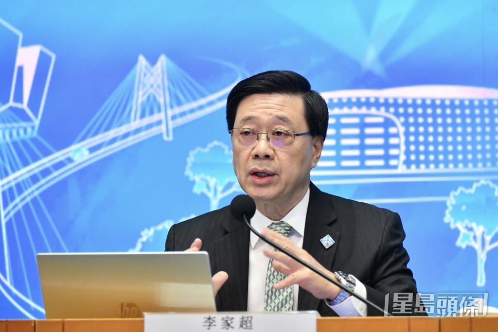 李家超見記者。 李家超見記者。