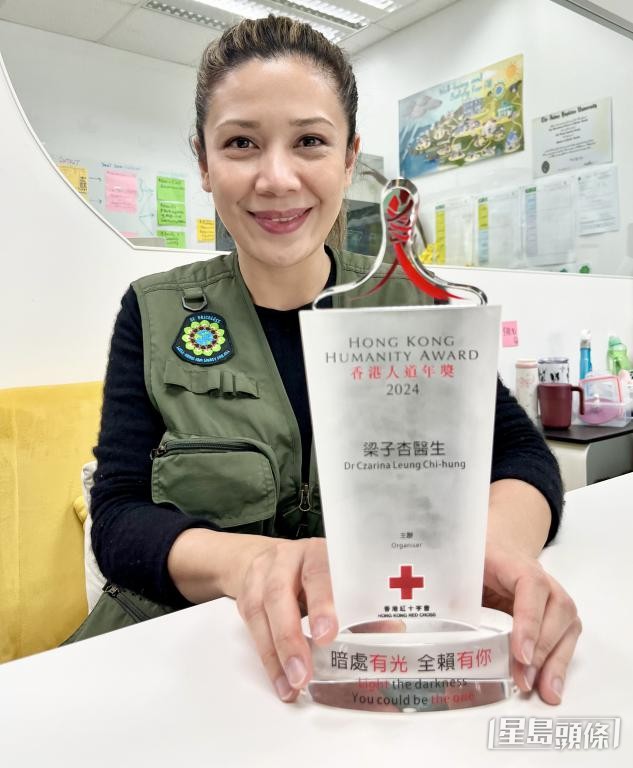 去年,梁子杏獲香港紅十字會頒發人道年獎。 去年,梁子杏獲香港紅十字會頒發人道年獎。