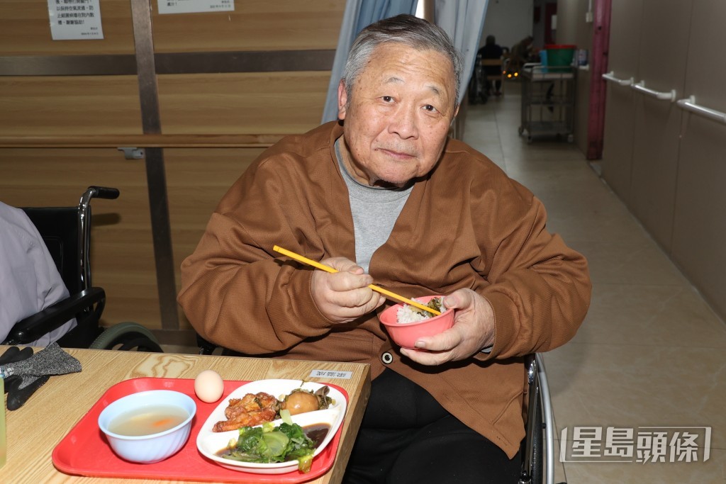 𠵱家入住嘅老人院平日餸菜有炸雞中翼、鹵水蛋、蠔油生菜及蘿蔔湯。