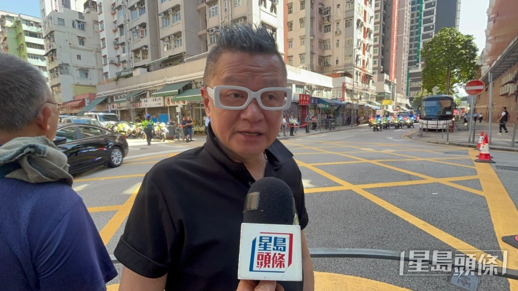 市民Tommy懷著沉痛心情致意。楊偉亨攝 市民Tommy懷著沉痛心情致意。楊偉亨攝