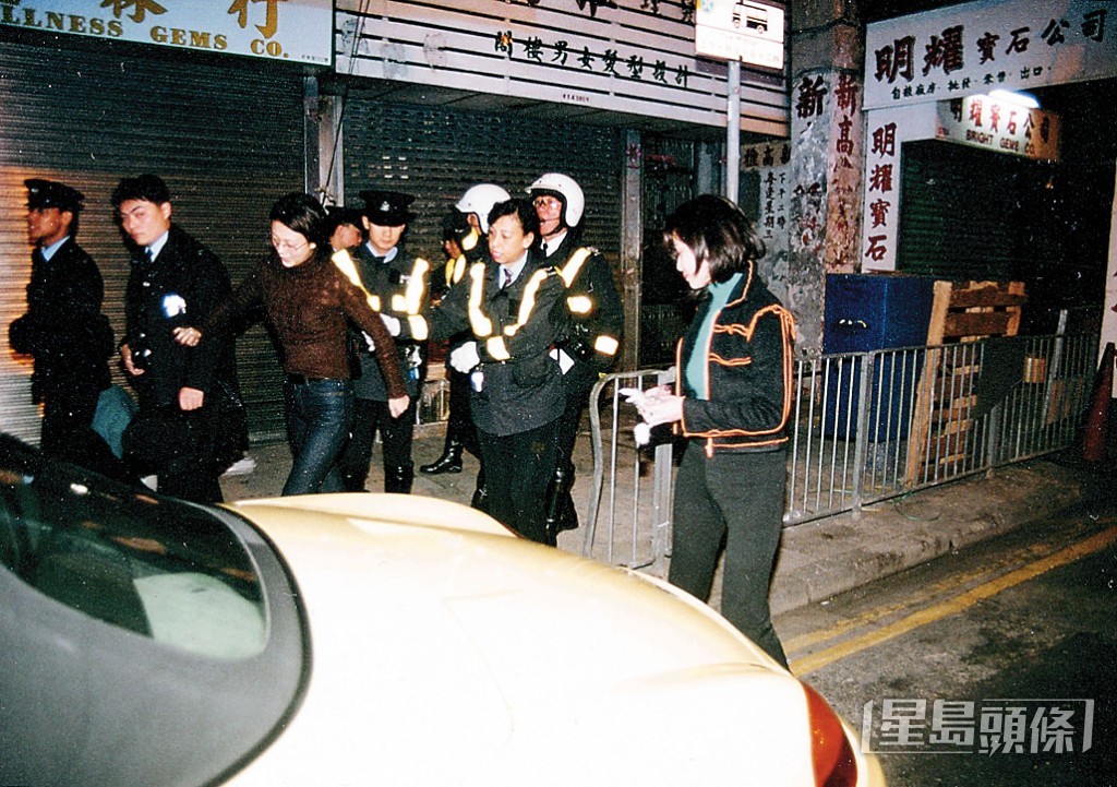 陳梅馨（右）與張東琳於1999年曾涉一宗輕微交通意外及衝紅燈，二人涉嫌醉酒駕駛被扣查。