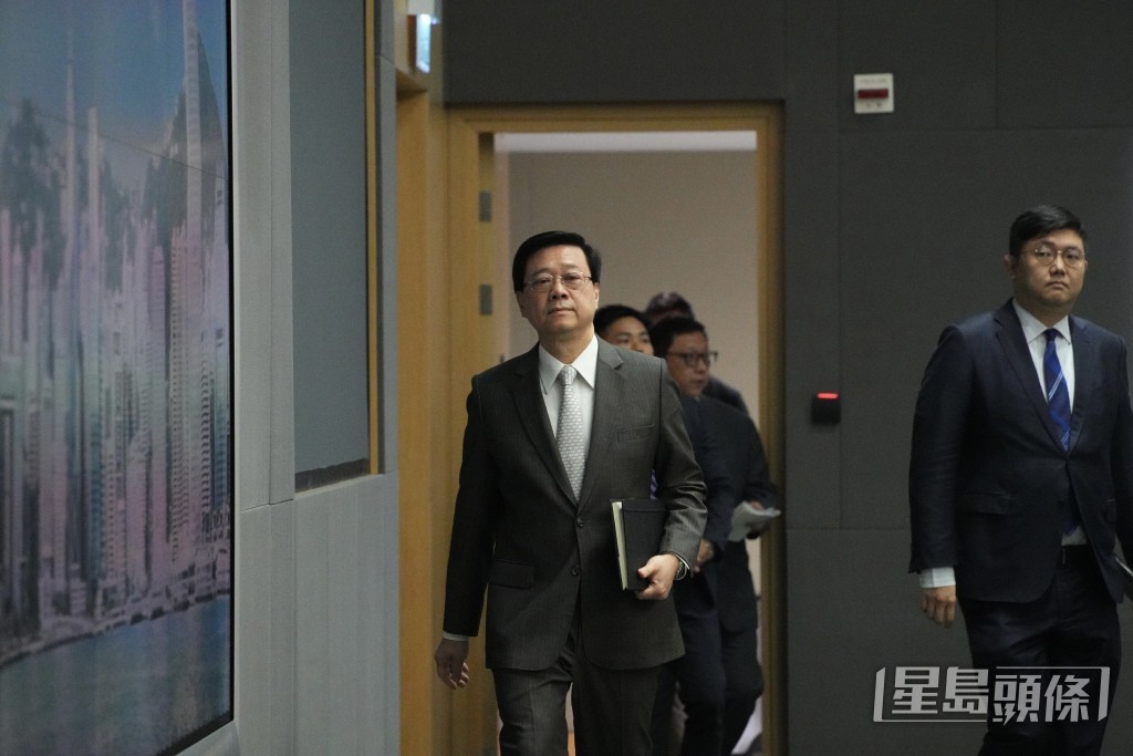 李家超首度回應改發9號風球期間，引致大批市民及旅客滯留車站問題。蘇正謙攝