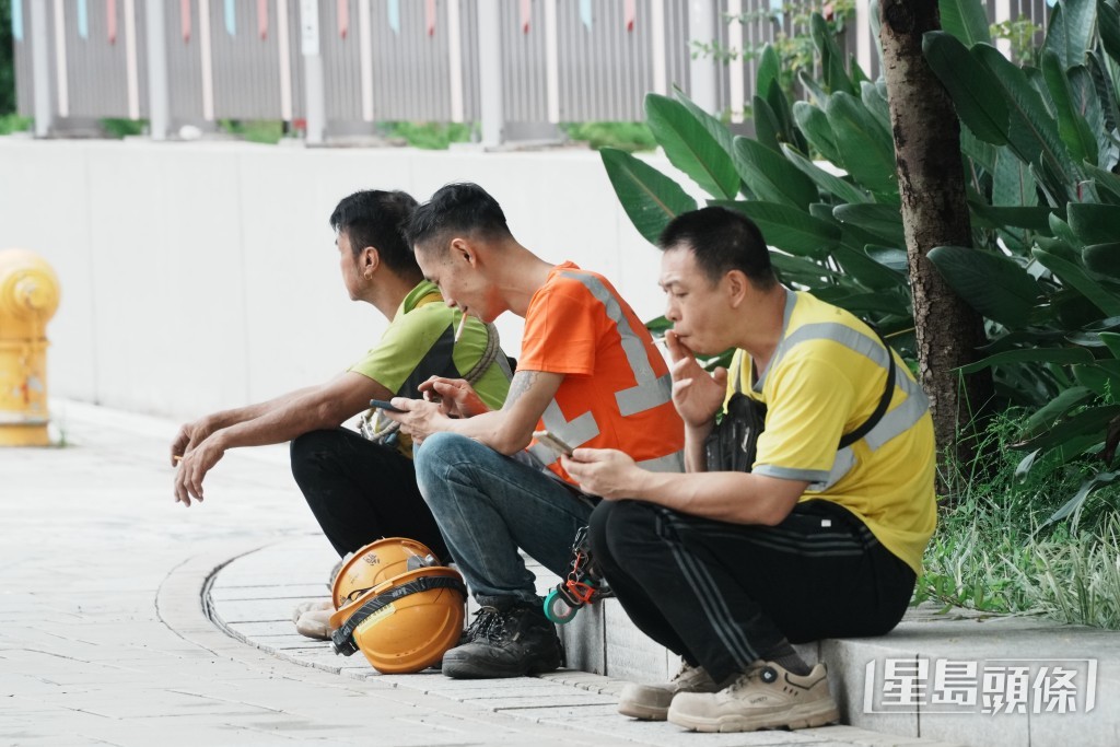 任何人士於建築地盤範圍內吸煙會被即時票控，違者將被處定額罰款3,000元。