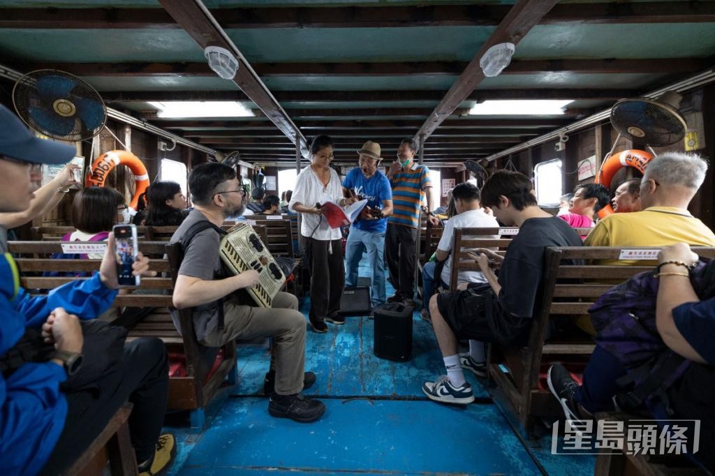 史嘉茵與村民和音樂人，一同以音樂歡送福利渡。受訪者提供