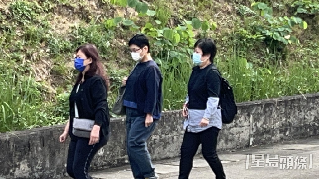 死者妻子(圖右一)到殮房認屍。蔡楚輝攝 死者妻子(圖右一)到殮房認屍。蔡楚輝攝