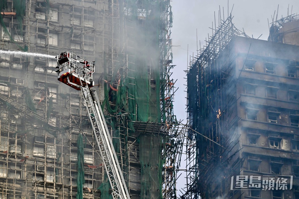 警方昨日(8日)為家屬進行DNA採樣對,希望辨認出遺體。 警方昨日(8日)為家屬進行DNA採樣對,希望辨認出遺體。