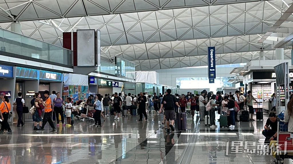機場擠滿離境及入境的旅客。林思明攝 機場擠滿離境及入境的旅客。林思明攝